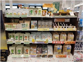 7社（西部農事実行組合、希望の家ジョブサポート、宝塚はちみつ、アグリネット宝塚、ハートオリーブ、旬食品、アイディア研究舎）のグループの棚